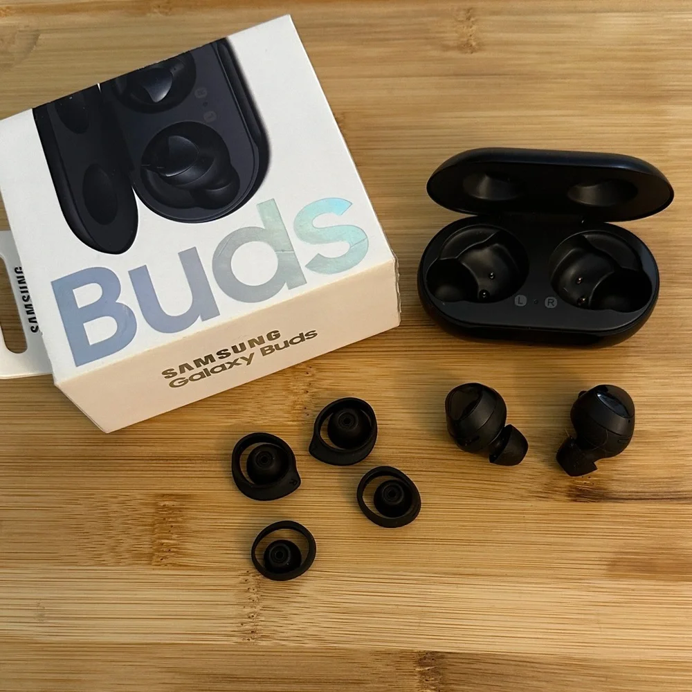 Black Samsung Galaxy Buds with Charging Case